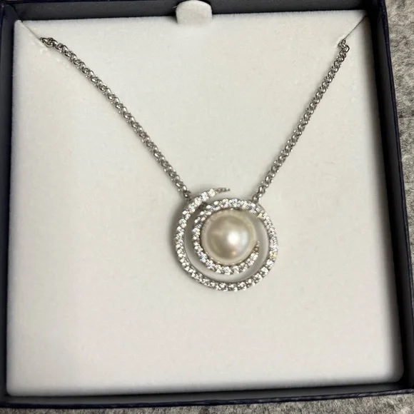 NIB pearl Pendant with 18” Sterling Silver Chain - Picture 3 of 5